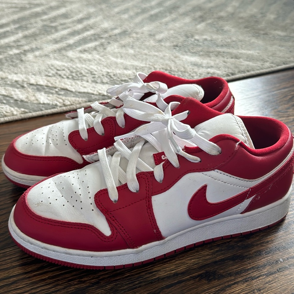 JORDAN DUNKS (size 7 in Nike but 9 women’s)